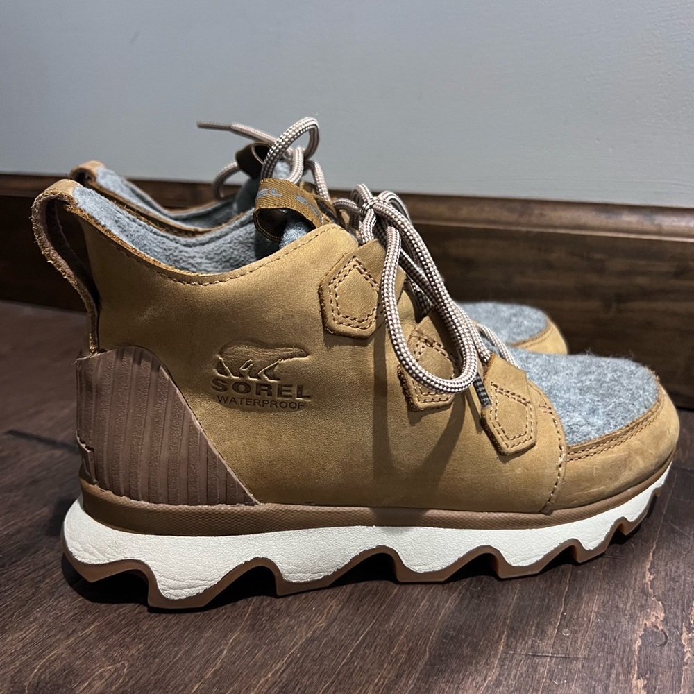 *SOLD* Sorel Women's Kinetic Caribou